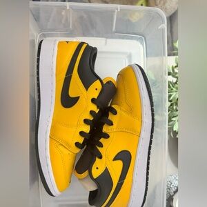 Jordan 1 Low University Gold (Size 4.5 y)